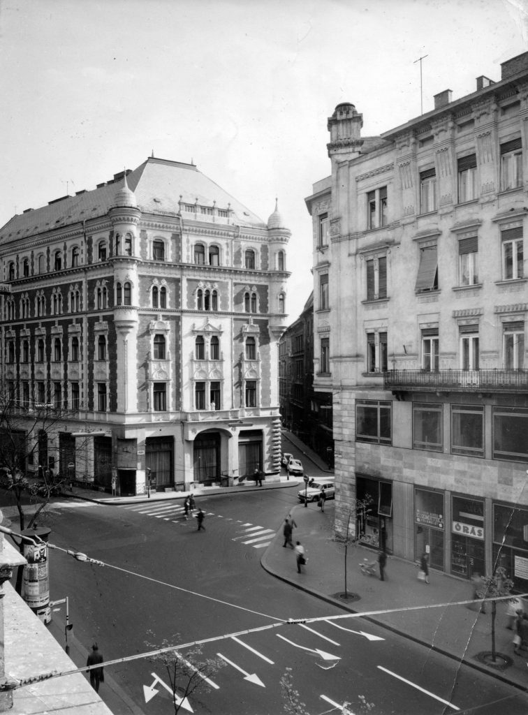 Lehet, hogy egy fekete-fehér kép erről: 2 ember és utca