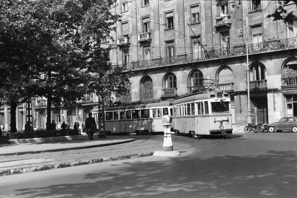 Lehet, hogy egy fekete-fehér kép erről: 3 ember, kocsi, sikló, utca és szöveg