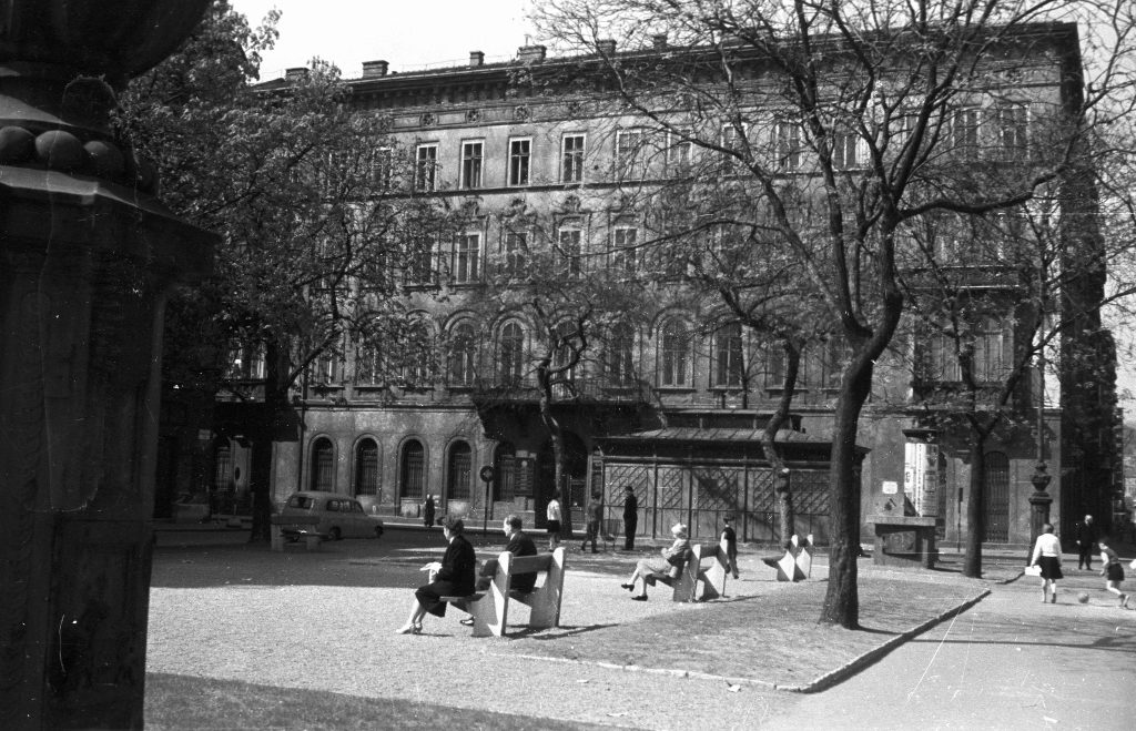 Lehet, hogy egy fekete-fehér kép erről: 10 ember, utca és Sacré-Cœur