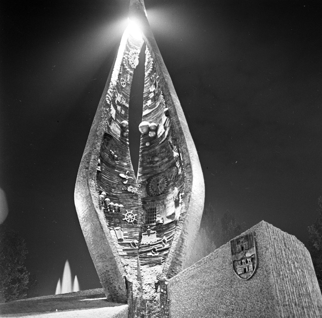 Lehet, hogy egy fekete-fehér kép erről: motorháztetődísz, a Basilica of the National Shrine of the Immaculate Conception templom és La Sagrada Familia