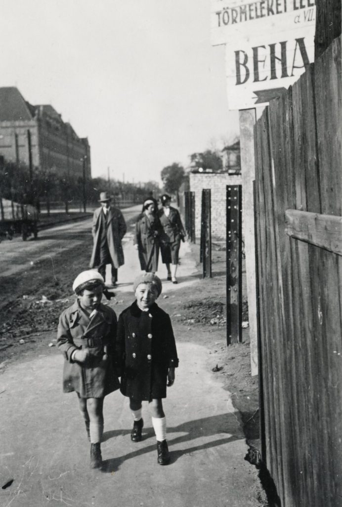 Lehet, hogy egy kép erről: 5 ember, álló emberek és szabadtéri