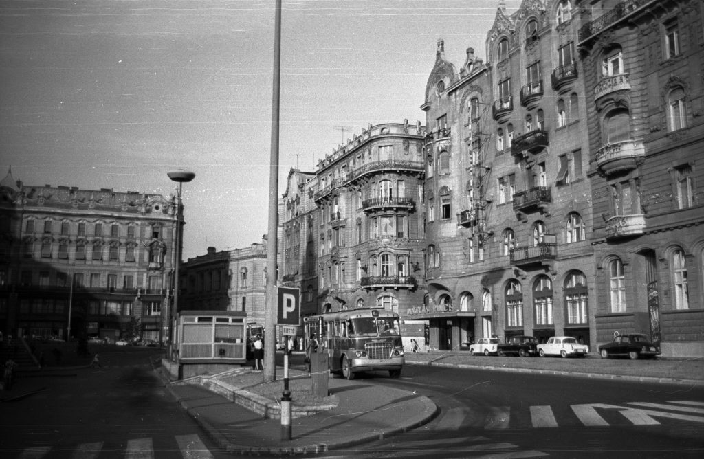 Lehet, hogy egy fekete-fehér kép erről: 2 ember és szabadtéri